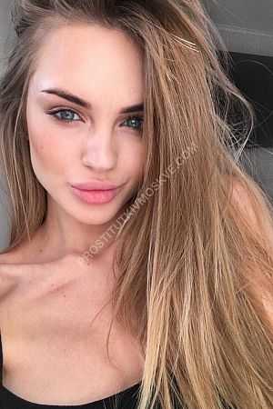 Алина, метро Площадь Революции